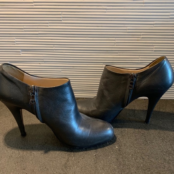 PRADA Leather Ankle Booties!! Size 8 - Picture 4 of 8